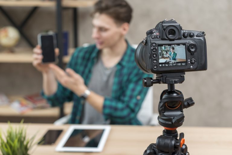 Ein Influencer präsentiert ein Produkt vor einer Kamera. Content Marketing Video Marketing
