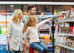Eine Familie beim Einkaufen in einem Supermarkt. Versinnbildlichung der Customer Journey Online