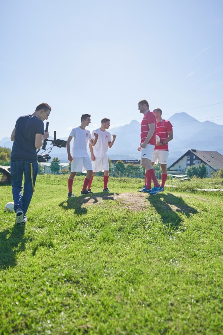 Aufnahme die beim Imagevideo Dreh 2019 in der Fussballgolf Anlage Soccerzone entstanden ist. Kameramann und vier Fussballer sind zu sehen
