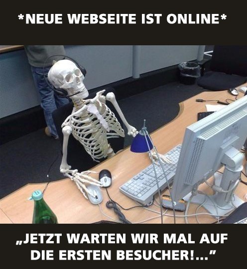 Ein Skelett sitzt vor einem Computer und wartet auf die ersten Webseitenbesucher ohne vorher die Webseite SEO optimiert zu haben