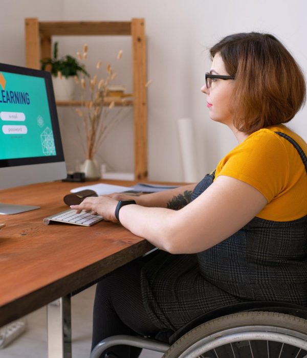 Person im Rollstuhl nutzt moderne Elearning Technik
